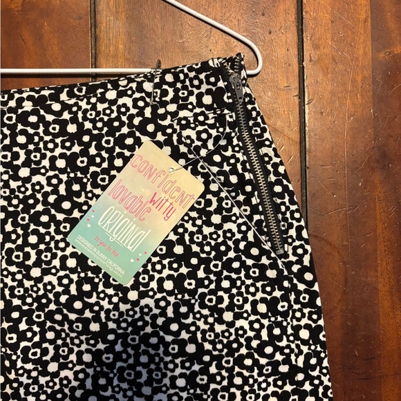 NWT Women’s BeBop Summer Patterned 3” Shorts - Picture 3 of 7